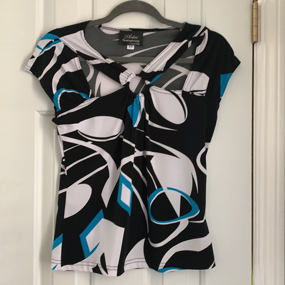 🌺 2 for $23 🌺 Capsleeve Blouse with Décolletage Cutout Detail